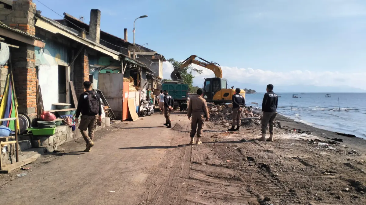 BONGKAR: Proses pembongkaran bangunan di sempadan pantai Kelurahan Kampung Baru. Bupati Buleleng, I Nyoman Sutjidra, berjanji menata kawasan tersebut sebagai ruang publik. (Pemkab Buleleng)