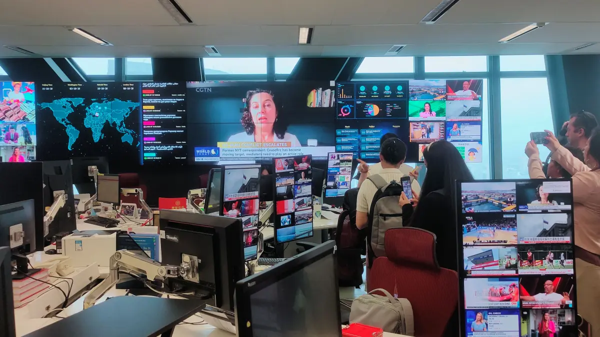 DAPUR REDAKSI: Suasana di Ruang Redaksi CGTN. Pemirsa Indonesia masuk dalam top 10 penonton channel televisi yang berpusat di Tiongkok. (Eka Prasetya/Radar Buleleng)
