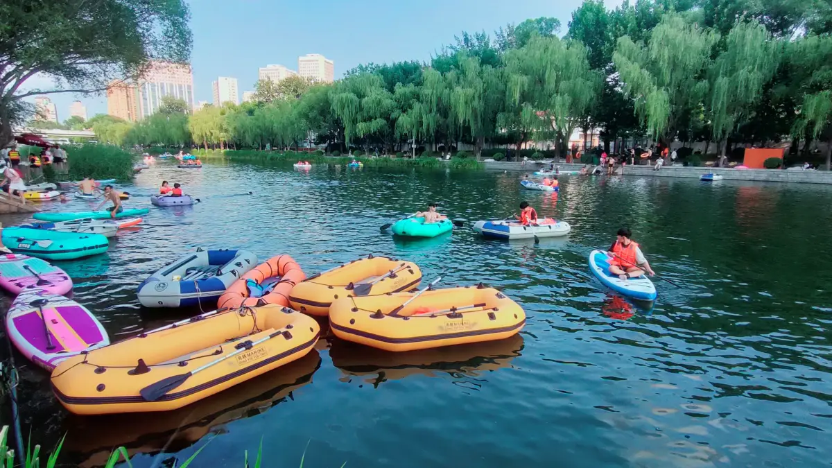 OASE DI PUSAT KOTA: Suasana di Liangma River. Lokasi ini menjadi salah satu oase bagi warga di pusat Kota Beijing. (Eka Prasetya/Radar Buleleng)