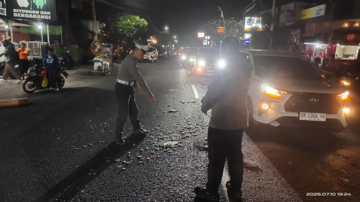 OLAH TKP: Aparat kepolisian melakukan olah TKP di Jalan Sudirman, Kecamatan Seririt. Sebuah mobil dan sepeda motor terlibat kecelakaan di ruas jalan tersebut. (Polres Buleleng)
