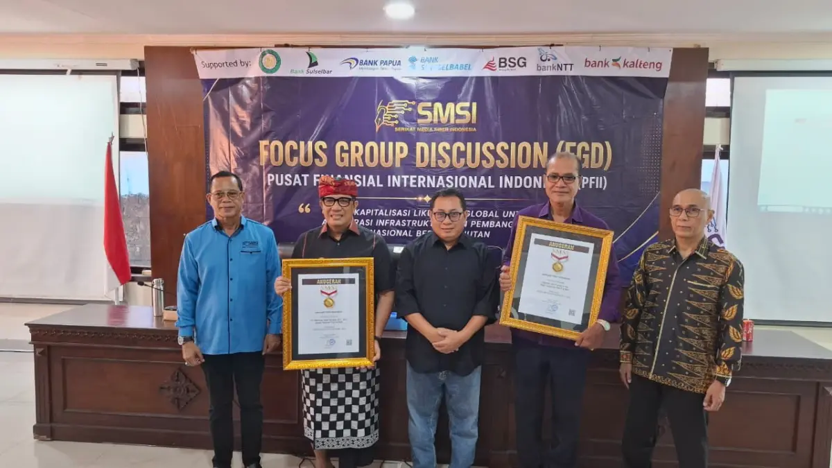 TERIMA PENGHARGAAAN: Bupati Tabanan, I Komang Gede Sanjaya (dua dari kiri) menerima penghargaan dari Serikat Media Siber Indonesia (SMSI). 