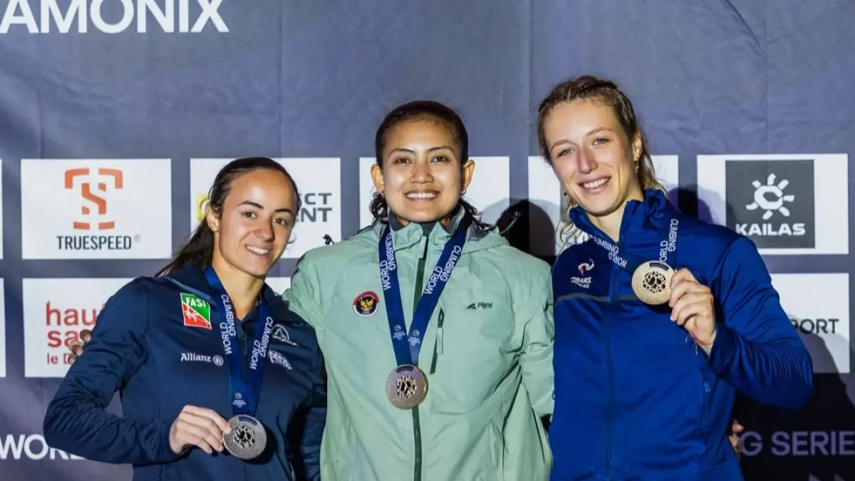 KEMBALI REBUT EMAS: Desak Made Rita Kusuma Dewi (tengah) kembali merebut medali emas pada ajang Kejuaraan Dunia Panjat Tebing. Setelah merebut emas di Polandia, kini ia kembali meraih emas di Prancis. (World Climbing)