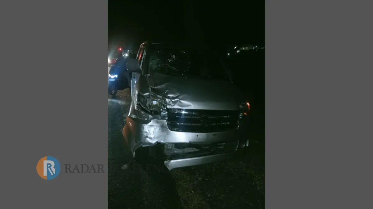 RINGSEK: Mobil Suzuki APV yang terlibat kecelakaan di Jalan Raya Singaraja-Gilimanuk, tepatnya di wilayah Desa Kaliasem, Kabupaten Buleleng. Akibat peristiwa tersebut, tiga pria asal Bondowoso, Jawa Timur, tewas. (Polres Buleleng)