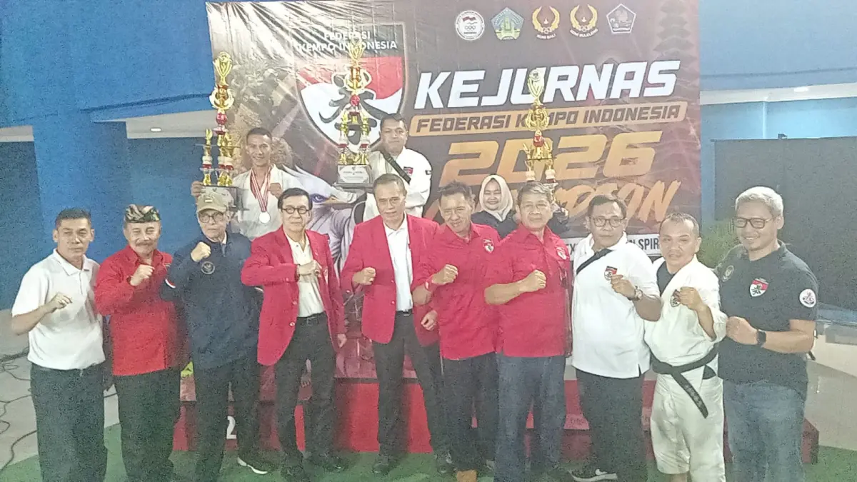 SERAHKAN PIALA: Suasana penutupan Kejurnas Federasi Kempo Indonesia (FKI) di GOR Undiksha, Buleleng. (istimewa)