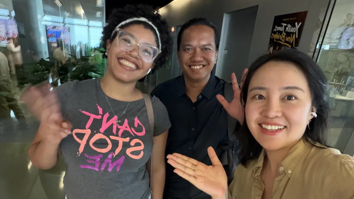 TUNTAS MAGANG: Jurnalis Radar Buleleng, Eka Prasetya (tengah), bersama jurnalis dari Jamaika, Olivia Hutchinson (kiri), dan reporter CGTN, Ali (kanan). (Eka Prasetya/Radar Buleleng)