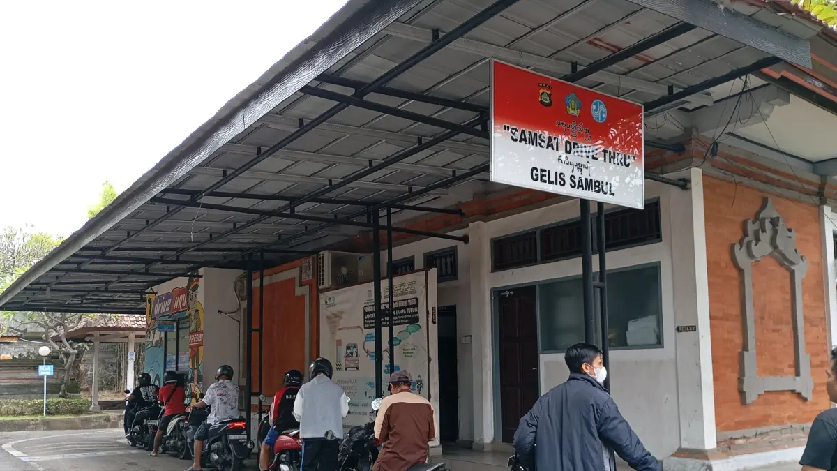 BAYAR PAJAK: Suasana loket pembayaran samsat drive-thru di Kantor Samsat Buleleng. (Francelino Junior/Radar Buleleng)
