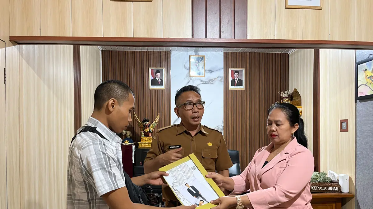 MEDIASI: Kepala Disnakertrans ESDM Buleleng, Putu Arimbawa (tengah) melakukan mediasi antara Lembaga Pelatihan Kerja (LPK) dengan calon Pekerja Migran Indonesia (PMI). (Francelino Junior/Radar Buleleng)