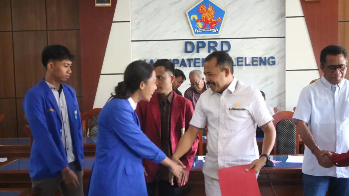 SAMPAIKAN ASPIRASI: Mahasiswa yang tergabung dalam aliansi Cipayung Plus Buleleng bertemu DPRD Buleleng untuk menyampaikan aspirasi. (DPRD Buleleng)