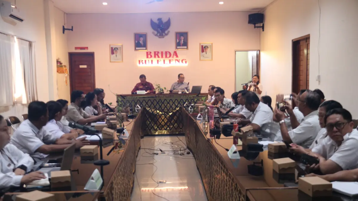 BAHAS INVESTASI: Suasana Sidang Tim Pengendali Mutu (TPM) Pembahasan Laporan Pendahuluan Kajian Peta Potensi Investasi Kabupaten Buleleng di Ruang Rapat Badan Riset dan Inovasi Daerah (Brida) Kabupaten Buleleng, Rabu (15/7/2026). (Pemkab Buleleng)