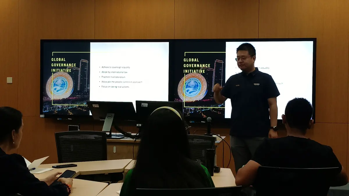 BERI PENJELASAN: Yunfei Zhao, reporter China Global Television Network (CGTN) saat mengisi perkuliahan di Renmin University of China (RUC). (Eka Prasetya/Radar Buleleng)