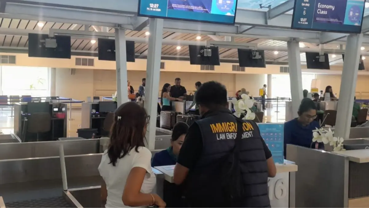 DEPORTASI: Aparat imigrasi saat melakukan deportasi kepada seorang WNA asal India yang diduga menyelewengkan visa. (Imigrasi Singaraja)