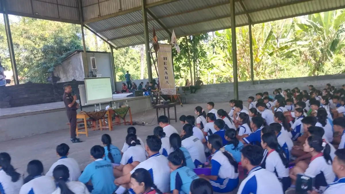 SOSIALISASI HUKUM: Kejaksaan Negeri Buleleng saat melakukan penyuluhan hukum kepada para siswa di SMKN  1 Kubutambahan. (Kejari Buleleng)