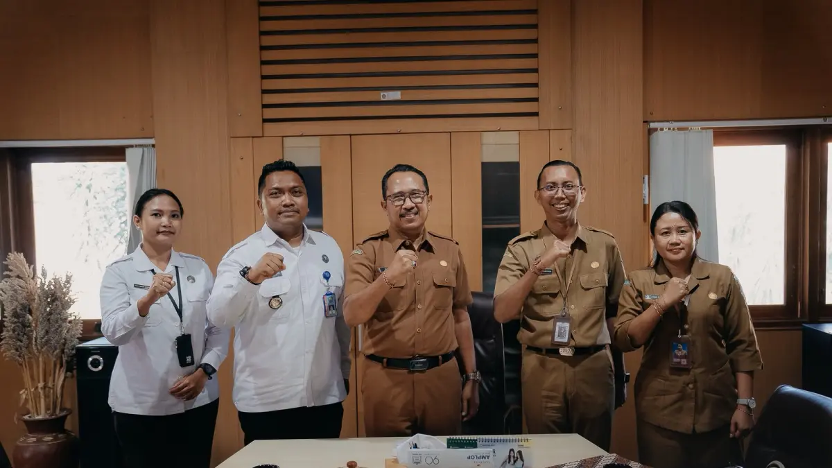 KERJASAMA: Kepala BNN Kabupaten Buleleng, Komang Yuda Murdianto (dua dari kiri) dan Ketua Kwarcab Gerakan Pramuka Buleleng, Gede Suyasa (tengah) sepakat menjadi gerakan pramuka sebagai wadah pembinaan dan edukasi generasi muda bebas narkoba. (BNNK Buleleng)