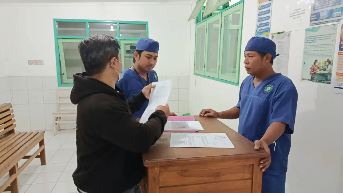 TITIPKAN JENAZAH: Suasana di Ruang Jenazah RSUD Buleleng. Sosok jenazah pria asal Banyuwangi ditemukan terbujur kaku di sebuah rumah kontrakan di kawasan Desa Dencarik, Buleleng. (Polres Buleleng)