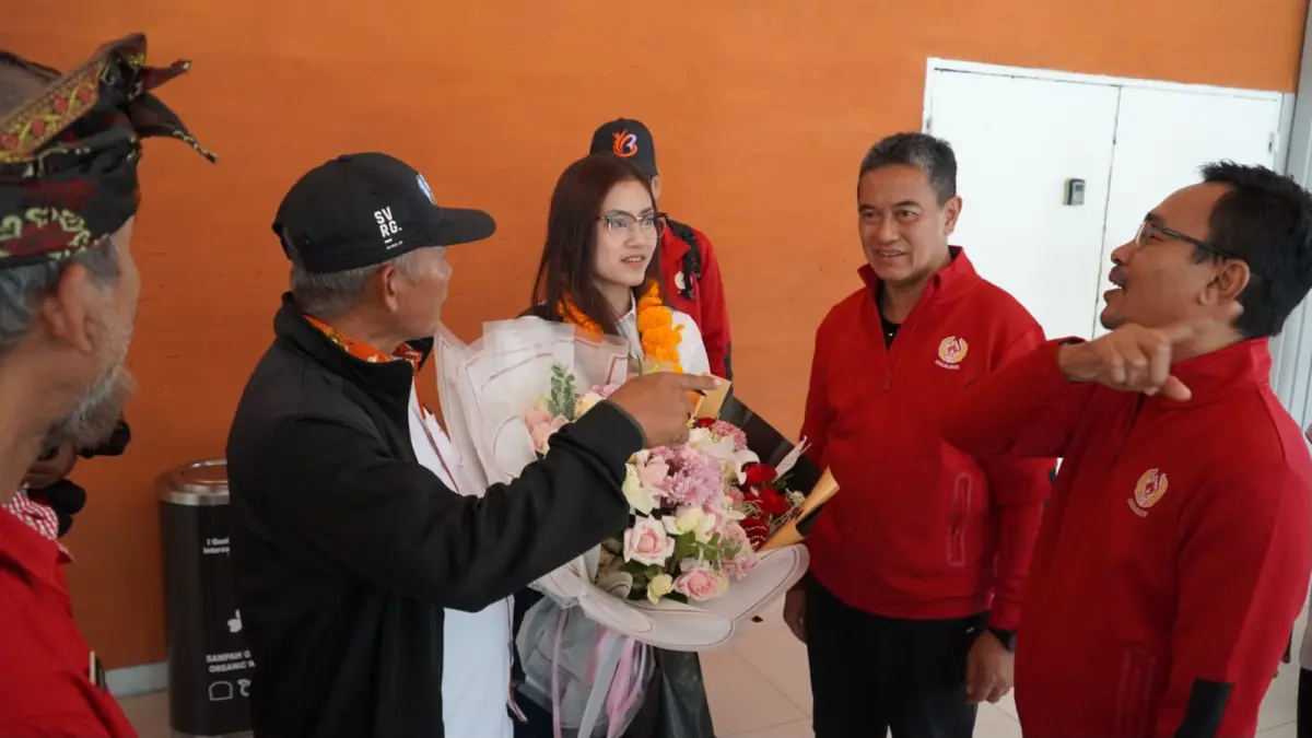 PULANG KAMPUNG: Atlet panjat tebing, Desak Made Rita Kusuma Dewi (baju putih) pulang kampung ke Bali setelah menuntaskan dua seri kejuaraan dunia. (KONI Buleleng)