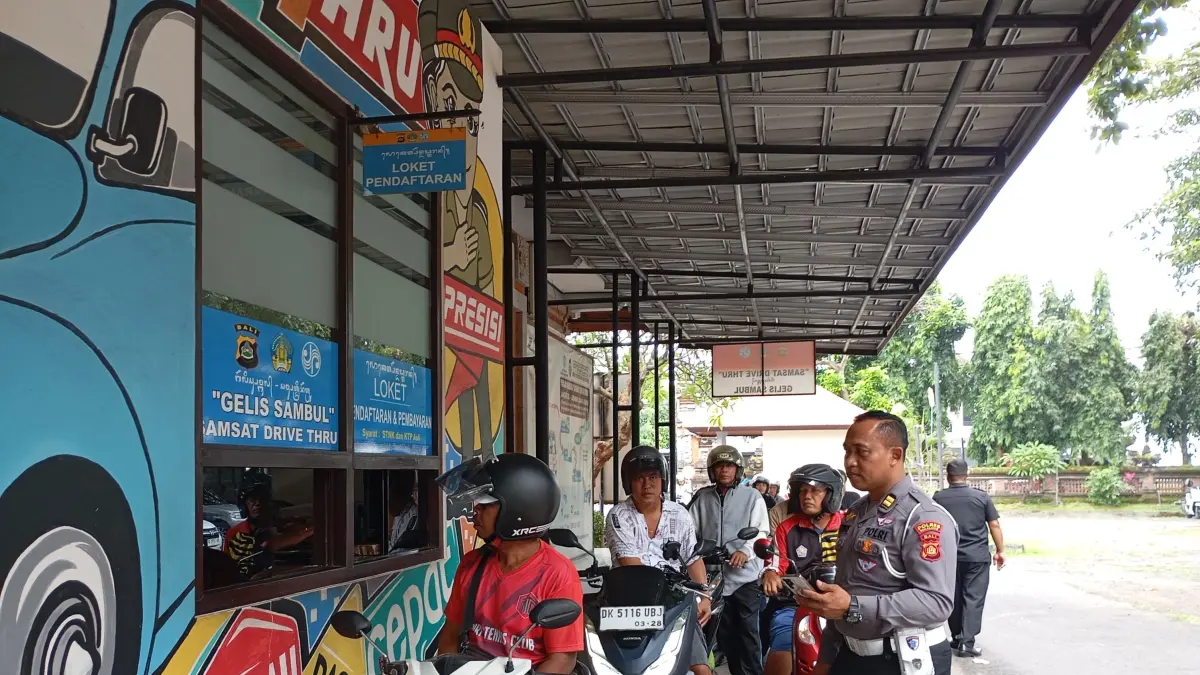 SAMSAT DRIVE THRU: Suasana pelayanan  samsat  drive thru di Kantor Samsat Buleleng. (Francelino Junior/Radar Buleleng)