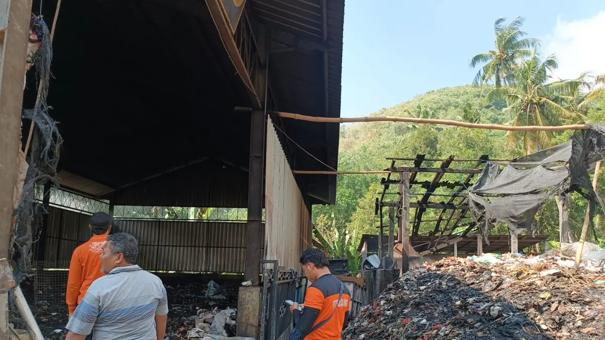 TERDAMPAK KEBAKARAN: BPBD Buleleng mengecek dampak kebakaran di TPST Tejakula. (BPBD Buleleng)