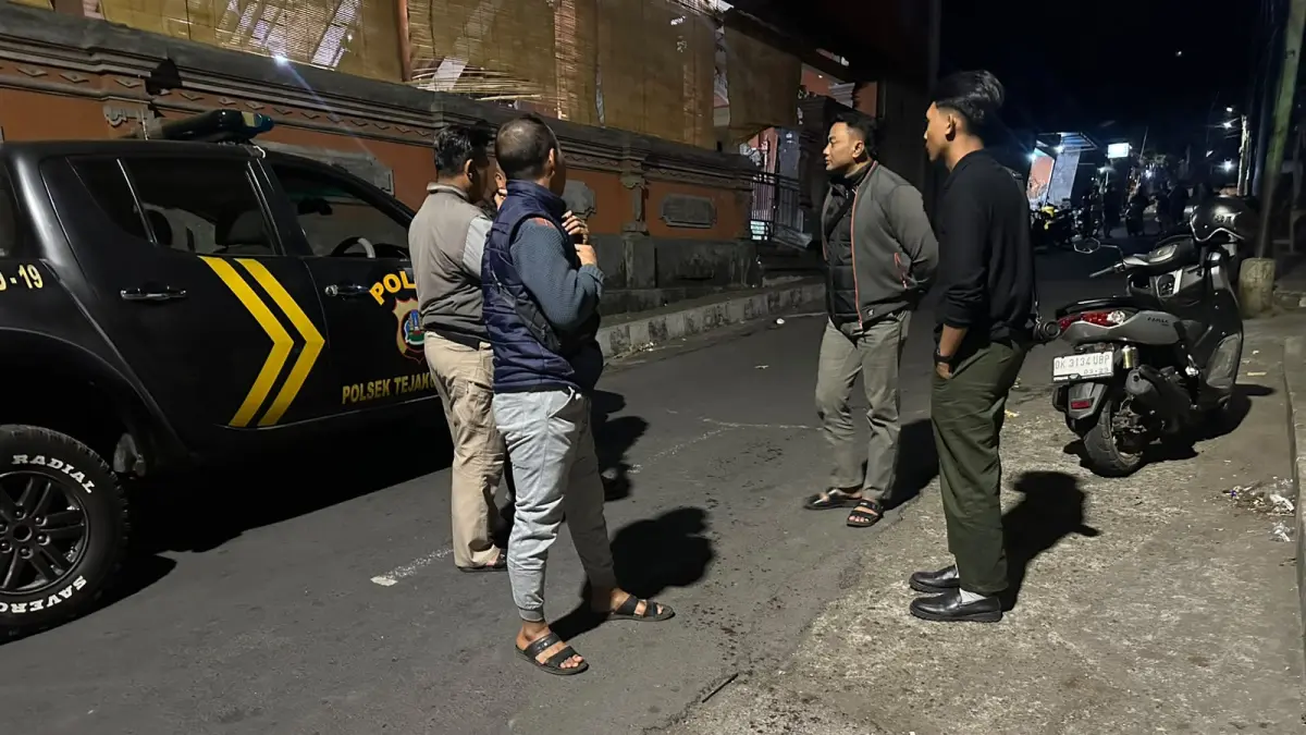 OLAH TKP: Aparat kepolisian melakukan olah TKP peristiwa kekerasan yang terjadi di Desa Les, Kabupaten Buleleng. (Polres Buleleng)