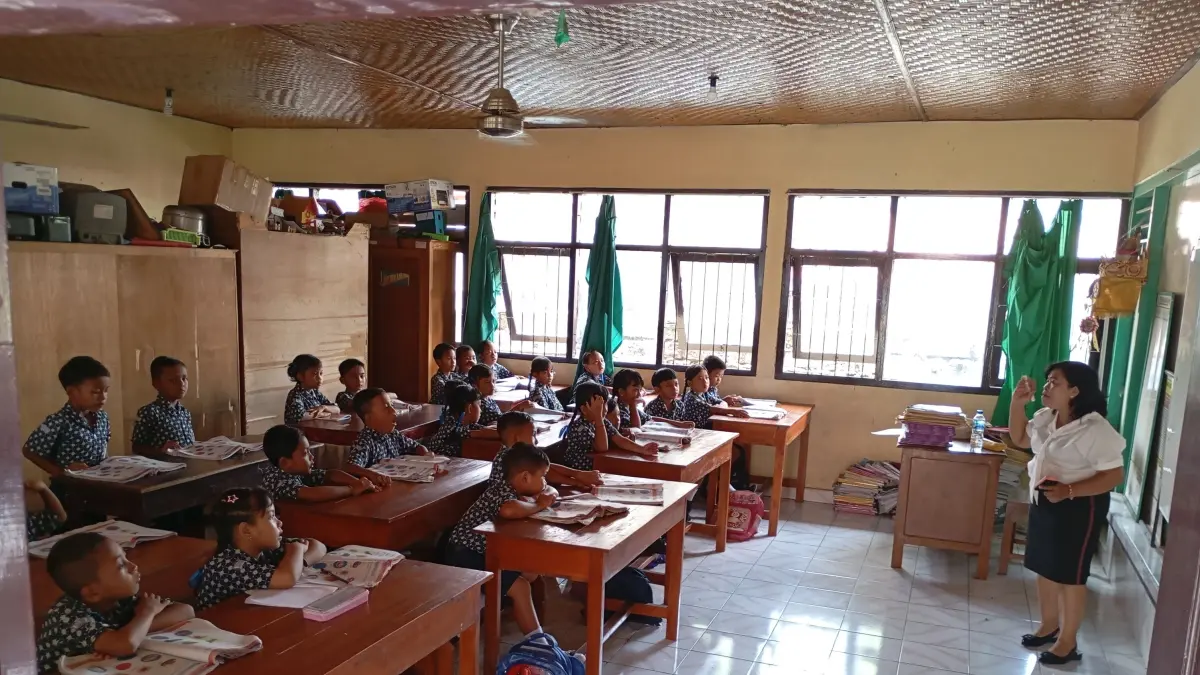 PERLU GURU: Salah seorang guru mengajar siswa. Saat ini Buleleng mengalami kekurangan hingga 1.056 orang guru. (Francelino Junior/Radar Buleleng)