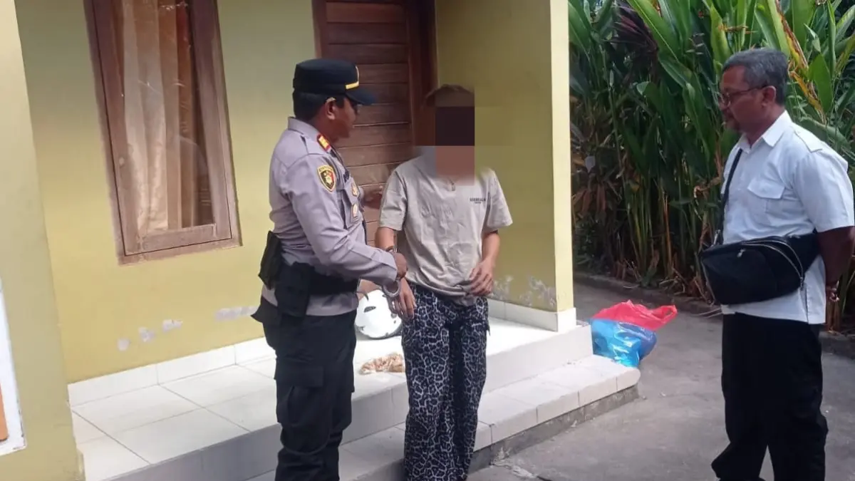 TERTANGKAP BASAH: Aparat kepolisian Polsek Sawan menangkap seorang pemuda yang membobol villa di Desa Bebetin, Buleleng. Uang hasil curian habis untuk judi dan beli iPhone. (Polres Buleleng)