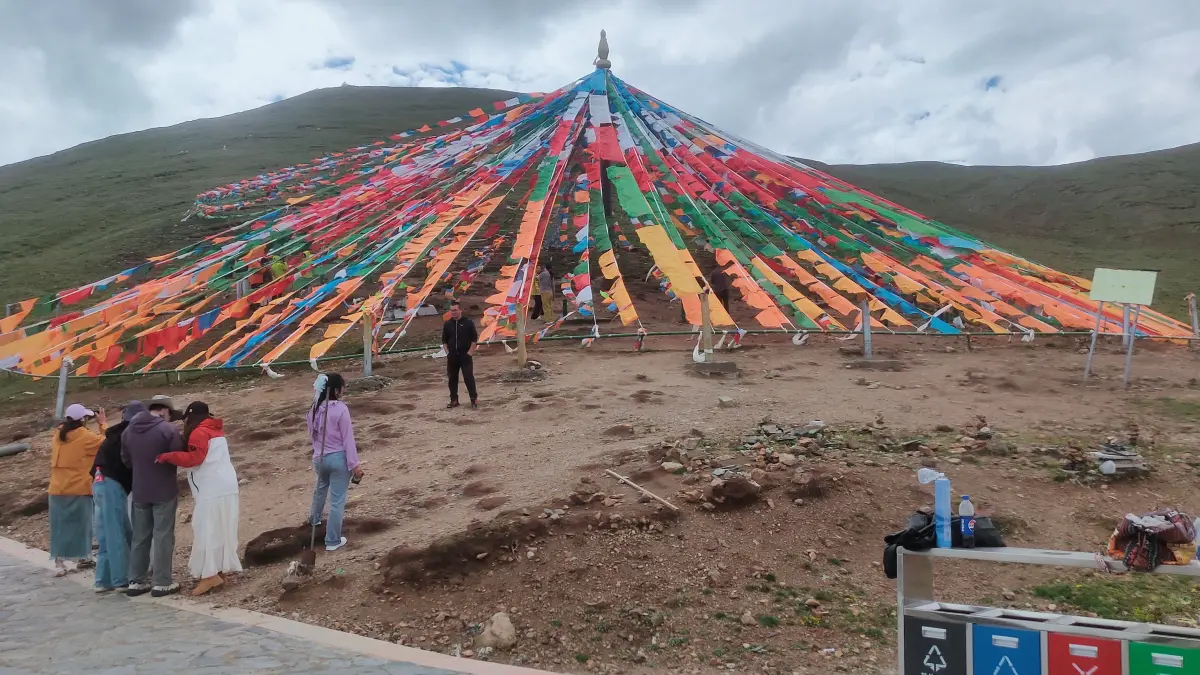 TITIK TERTINGGI: Suasana di Mila Mountain Pass yang berada di ketinggian 5.000 mdpl. Kondisi tersebut membuat altitude sickness. (Eka Prasetya/Radar Buleleng)