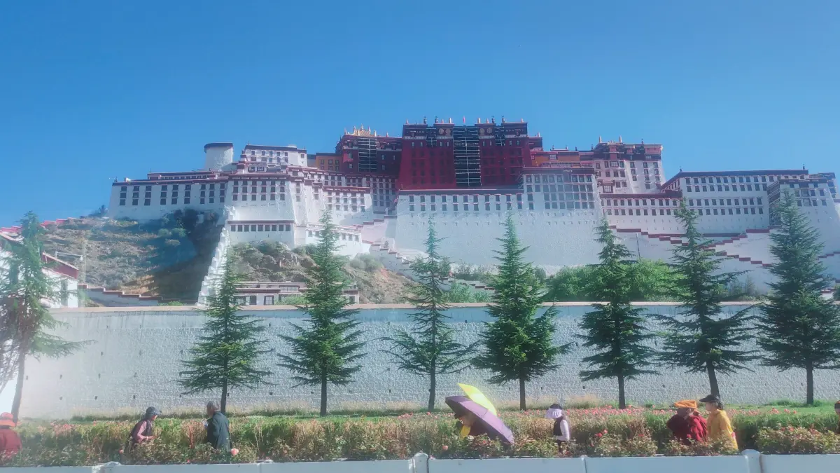 MEGAH: Suasana di Potala Palace, Kota Lhasa, Provinsi Xizang (Tibet), Tiongkok. Bangunan yang menjadi istana musim dingin para Dalai Lama, kini menjadi situs warisan sejarah dunia. (Eka Prasetya/Radar Buleleng)