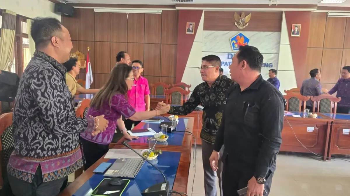BAHAS KINERJA: Suasana rapat dengar pendapat antara Komisi III DPRD Buleleng dengan manajemen BUMD di Kabupaten Buleleng. (DPRD Buleleng)