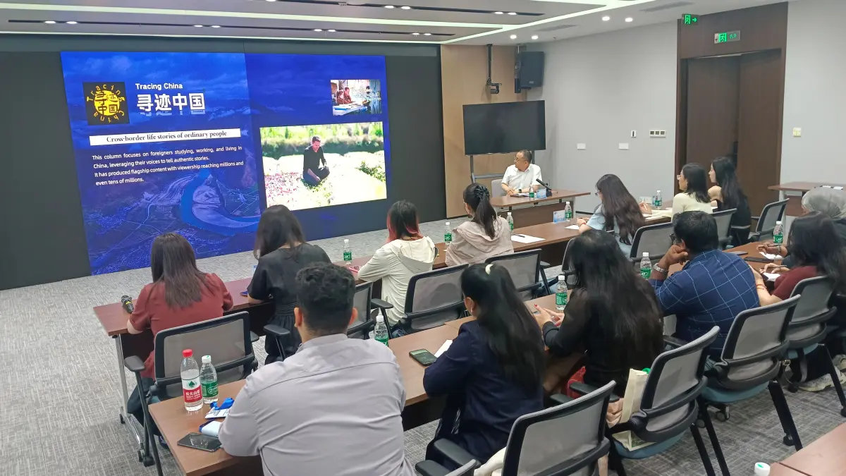 BICARA JURNALISME: Suasana kunjungan jurnalis peserta program CIPCC ke Xinhua News Agency di Beijing, Tiongkok. (Eka Prasetya/Radar Buleleng)