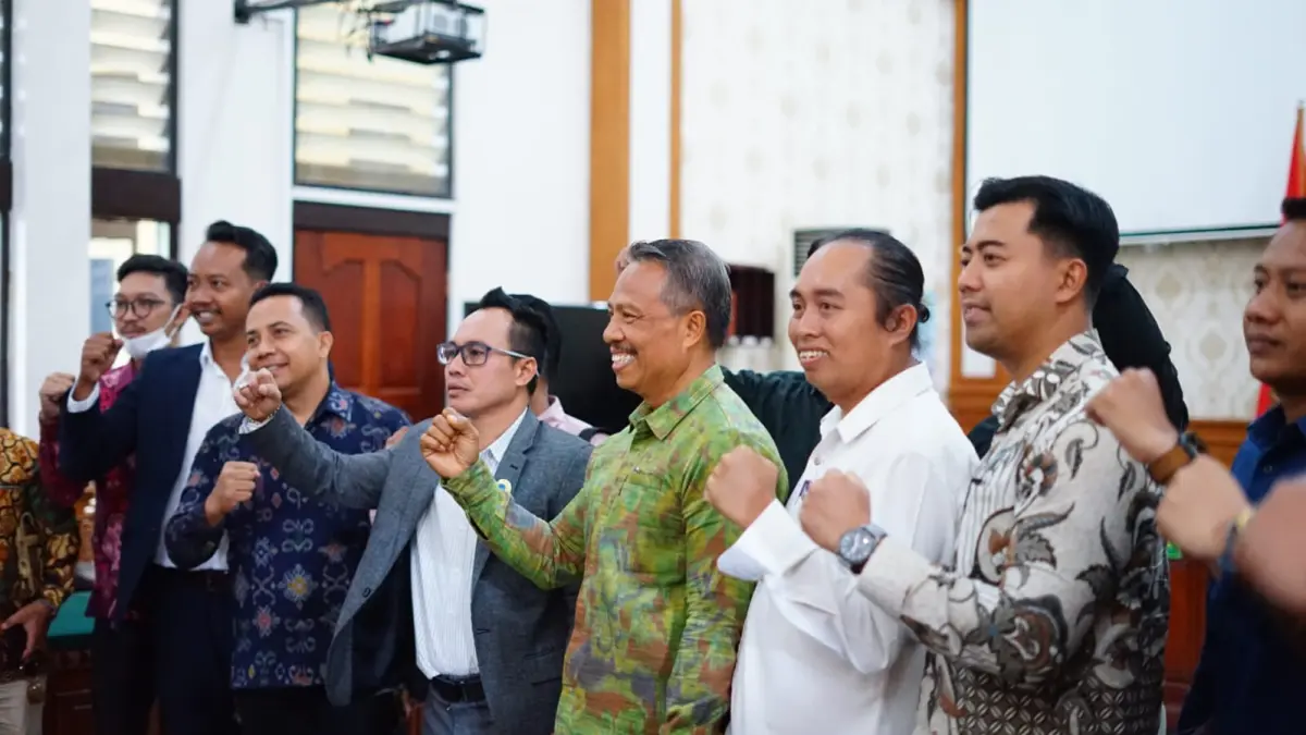 KAWAL KEMERDEKAAN PERS: Tim kuasa hukum Solidaritas Jurnalis Bali (SJB) di Pengadilan Negeri Denpasar. Mereka menyatakan siap mengawal kemerdekaan pers. (Miftahuddin M. Halim/Radar Bali)
