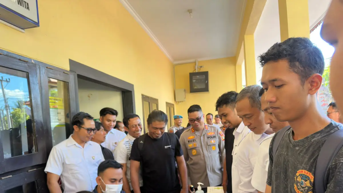 TES URINE: Personel Polres Buleleng menjalani tes urine. (Polres Buleleng)