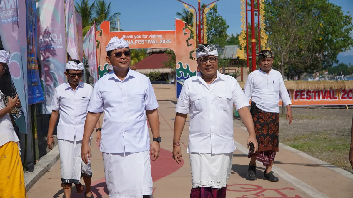 CEK VENUE: Bupati Buleleng, I Nyoman Sutjidra (kiri) mengecek venue pelaksanaan Lovina Festival 2026. (Francelino Junior/Radar Buleleng)