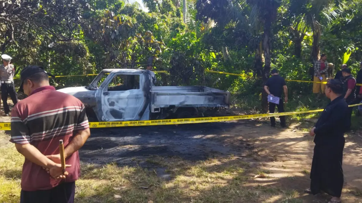 OLAH TKP: Aparat kepolisian melakukan olah TKP kebakaran mobil yang terjadi di Desa Depeha, Kecamatan Kubutambahan. (Polres Buleleng)