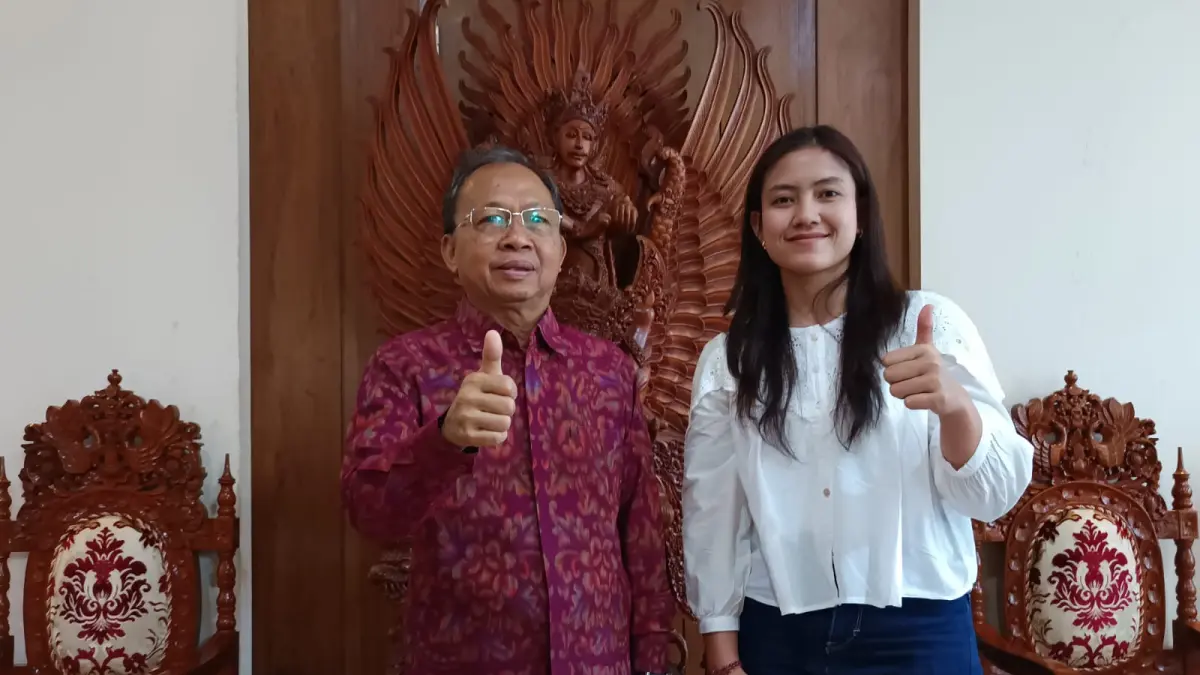 CETAK ATLET: Gubernur Bali, Wayan Koster, berfoto bersama atlet panjat tebing asal Buleleng, Desak Made Rita Kusuma Dewi di Rumah Jabatan Gubernur Bali. (KONI Buleleng)