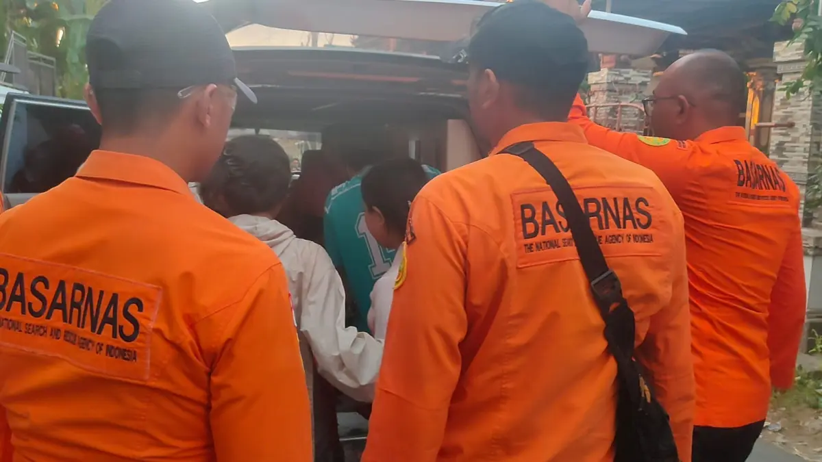 EVAKUASI: Proses evakuasi pemedek yang jatuh ke jurang saat mengikuti upacara piodalan di Pura Puncak Cemara Geseng, Buleleng. (Pos SAR Buleleng)