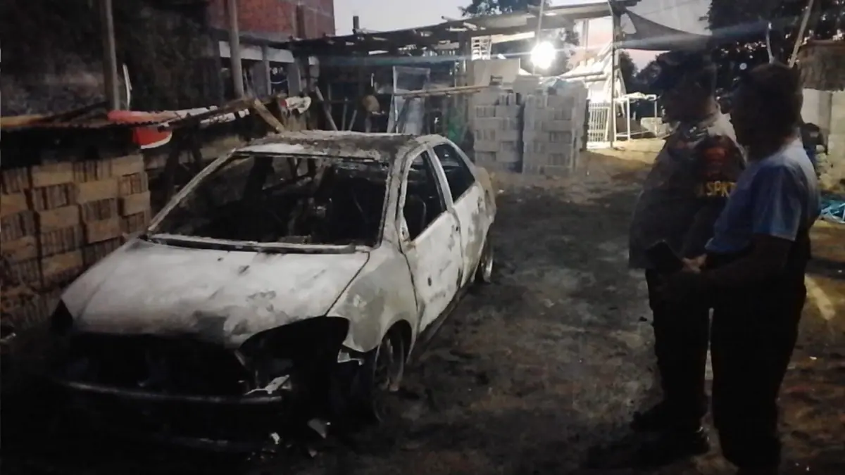 LUDES TERBAKAR: Sebuah mobil Toyota Vios ludes terbakar di Desa Sudaji, Kabupaten Buleleng. Diduga dipicu korsleting listrik pada aki mobil. (Polres Buleleng)