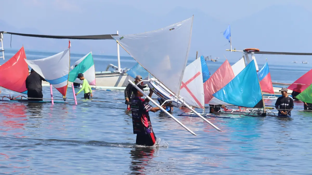 PERAHU LAYAR: Perahu layar mini yang disiapkan untuk menghadapi lomba serangkaian Lovina Festival 2026. (Pemkab Buleleng)