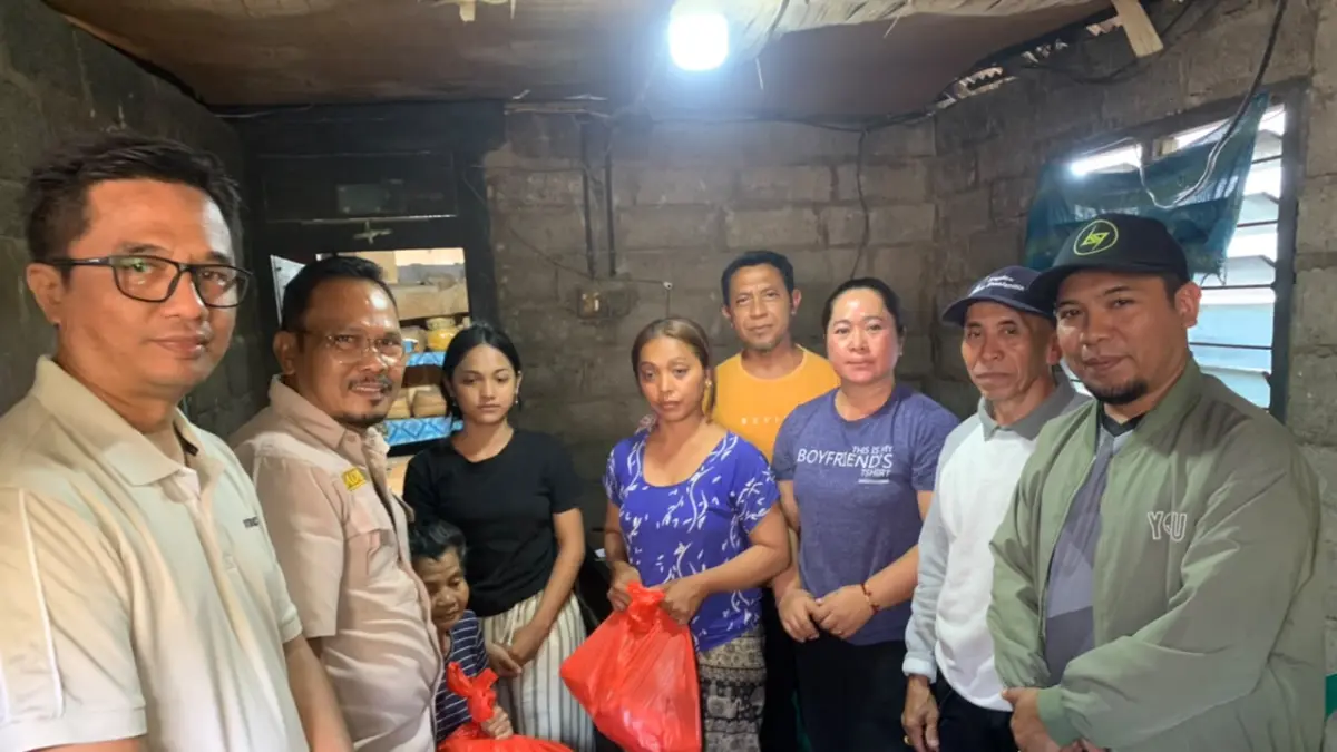 BERI PENDAMPINGAN: Tim dari Pemkab Buleleng dan Pemprov Bali mengunjungi rumah duka KD, warga Desa Sidetapa, yang tewas dalam amuk massa di Desa Juwuk Legi, Kabupaten Tabanan. (Pemkab Buleleng)