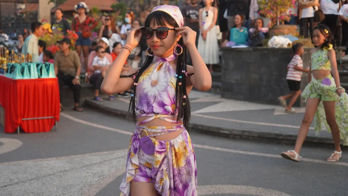 MODEL CILIK: Suasana lomba fashion show serangkaian Lovina Festival 2026. (Pemkab Buleleng)