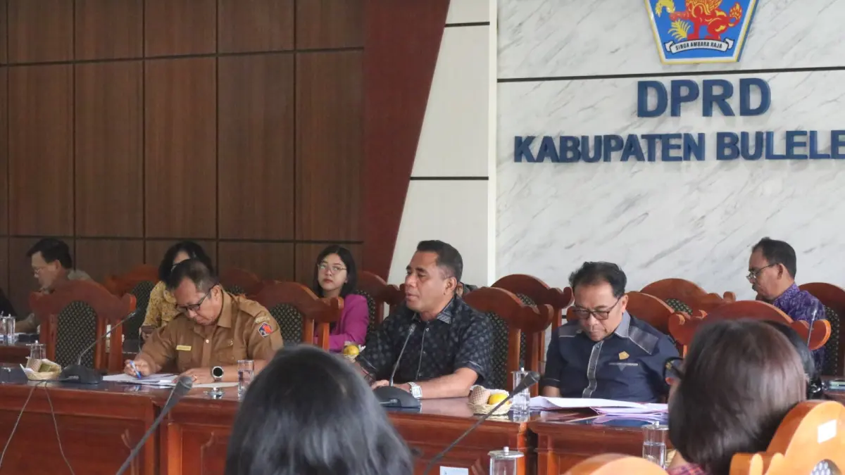 RAPAT KERJA: Suasana rapat kerja antara Badan Anggaran DPRD Buleleng dengan Pemkab Buleleng. (DPRD Buleleng)