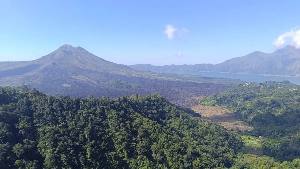SITUS GEOPARK: Pemandangan Gunung Batur di Kecamatan Kintamani, Kabupaten Bangli. (I Wayan Widyantara/Radar Bali)