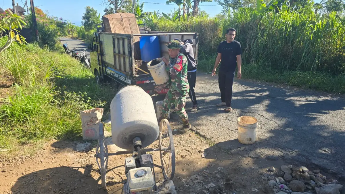 SWADAYA: Proses perbaikan jalan secara swadaya di Desa Gobleg, Kabupaten Buleleng. (Pemdes Gobleg)