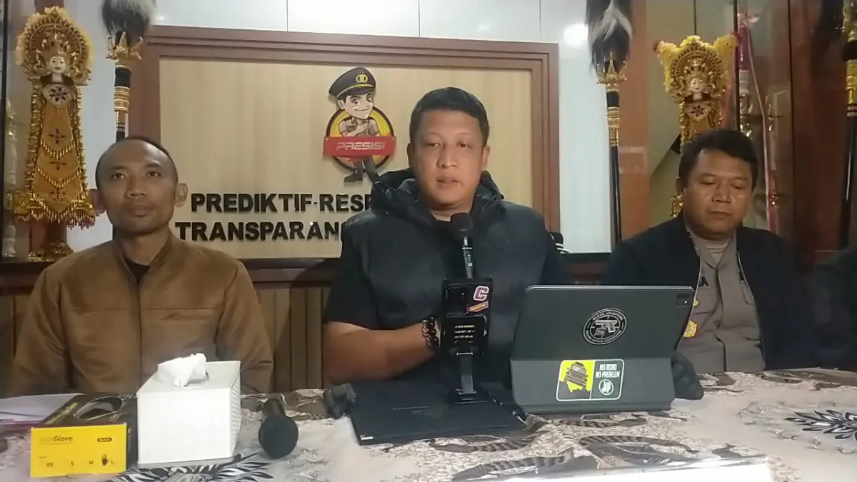 TETAPKAN TERSANGKA: Kapolres Tabanan, AKBP I Putu Bayu Pati (tengah) saat menyampaikan perkembangan kasus pengeroyokan maling ayam yang berujung maling ayam tewas di Desa Juwuk Legi, Tabanan. (Juliadi/Radar Bali)