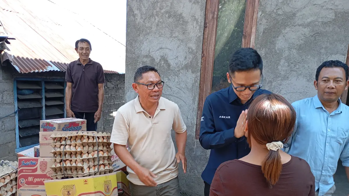 BANTUAN: Penyaluran bantuan kepada keluarga KD, terduga pelaku pencurian ayam yang tewas dikeroyok massa di Tabanan. (Francelino Junior/Radar Buleleng)