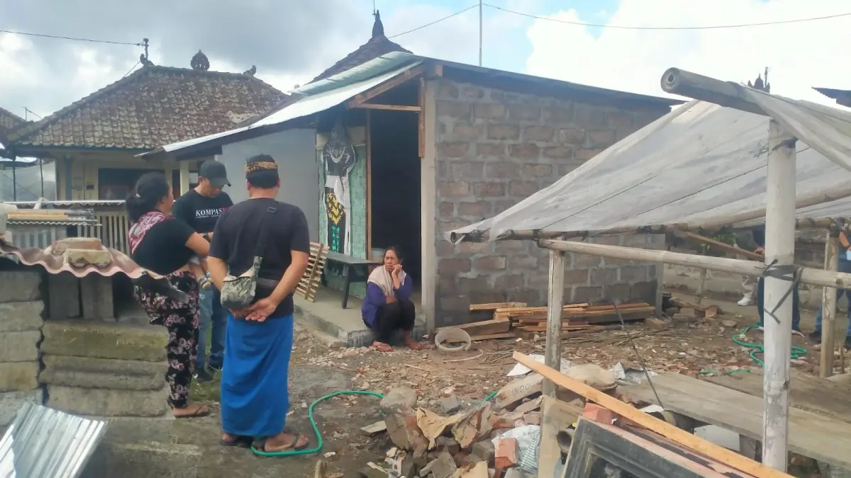 BERHARAP KEADILAN: Suasana rumah dan kondisi keluarga Made Juliawan salah satu tersangka dalam kasus pencurian jago ayam aduan di Banjar Dinas Jewuk Legi, Desa Batunya, Baturiti Tabanan. (Juliadi/Radar Bali)