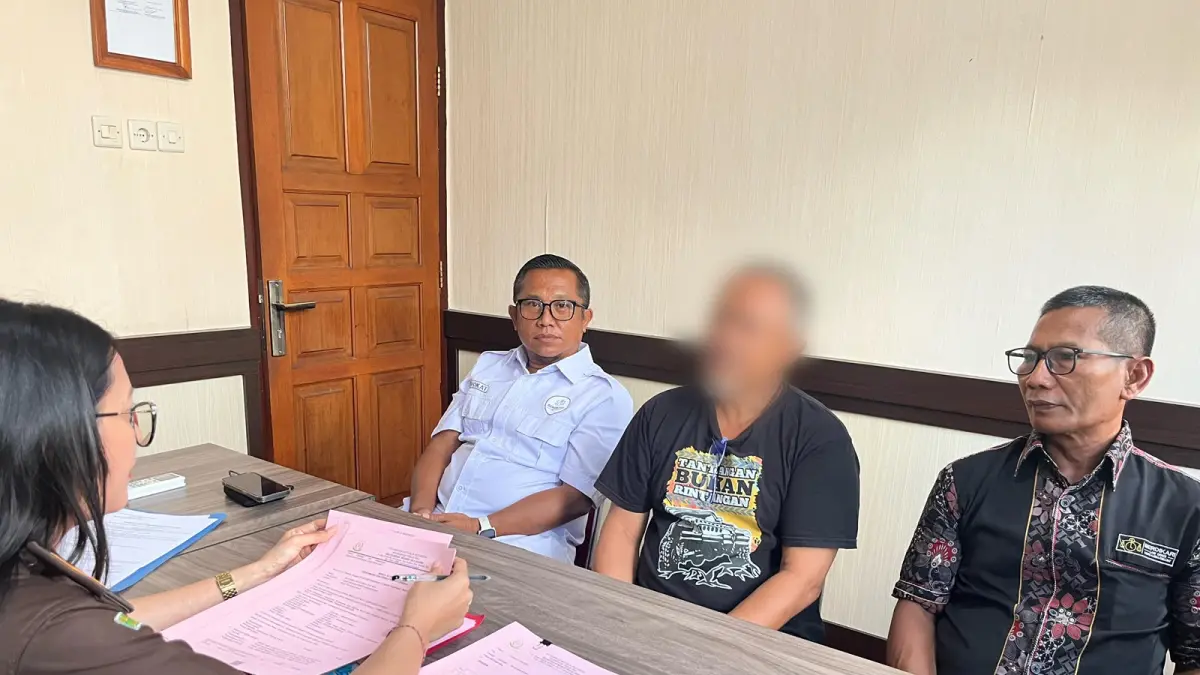 DILIMPAHKAN: I Made Wijaya (tengah) tersangka kasus dugaan kekerasan seksual dan kekerasan fisik terhadap anak asuh di Panti Asuhan Ganesha Sevanam menjalani proses pelimpahan tahap dua di Kejaksaan Negeri Buleleng. (Kejari Buleleng)