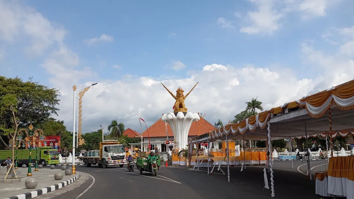MELASPAS: Penataan  kawasan Titik Nol Singaraja tuntas. Kini pemerintah melakukan upacara dan ritual di kawasan tersebut. (Francelino Junior/Radar Buleleng)