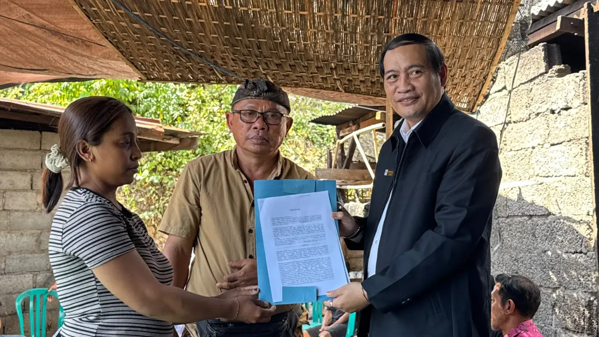 BERI PENDAMPINGAN: Tim advokat dari Aliansi Advokat Indonesia Bersatu (AAIB) Bali, Kadek Doni Riana (kanan) memberikan pendampingan hukum kepada keluarga KD, warga Desa Sidetapa, Kabupaten Buleleng, yang tewas dikeroyok karena diduga mencuri ayam. (AAIB Bali)