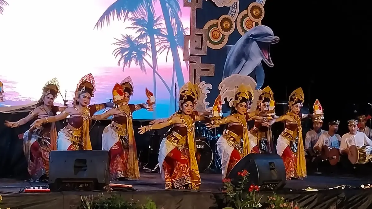 FESTIVAL: Suasana penutupan Lovina Festival 2026. Pemkab Buleleng mengklaim pengunjung mencapai 30 ribu orang dengan perputaran transaksi Rp 746 juta. (Pemkab Buleleng)