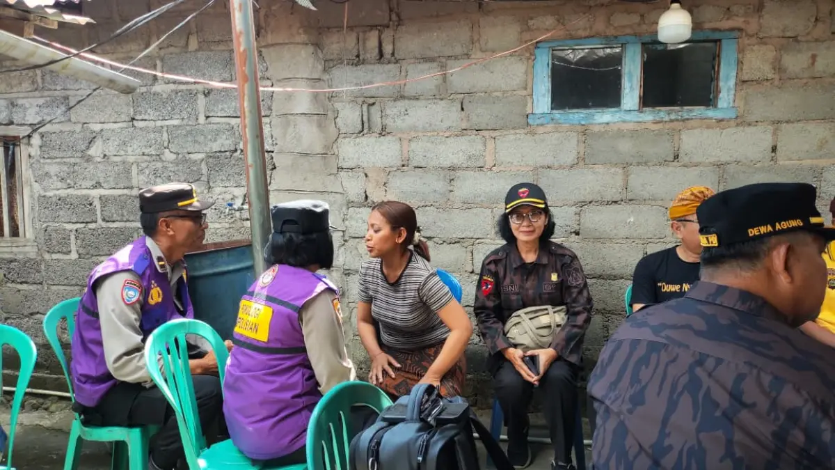 KUNJUNGI KELUARGA: Tim Dokkes Polres Tabanan mendatangi rumah duka KD, terduga pelaku pencurian ayam yang tewas dikeroyok di Tabanan. (Polres Tabanan)