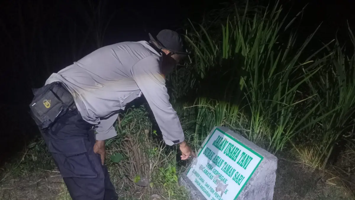 OLAH TKP: Aparat kepolisian melakukan olah TKP peristiwa kecelakaan yang terjadi di Jalan Desa Gerokgak, Kabupaten Buleleng, pada Selasa (28/7/2026). Dalam peristiwa tersebut seorang bocah tewas. (Polres Buleleng)